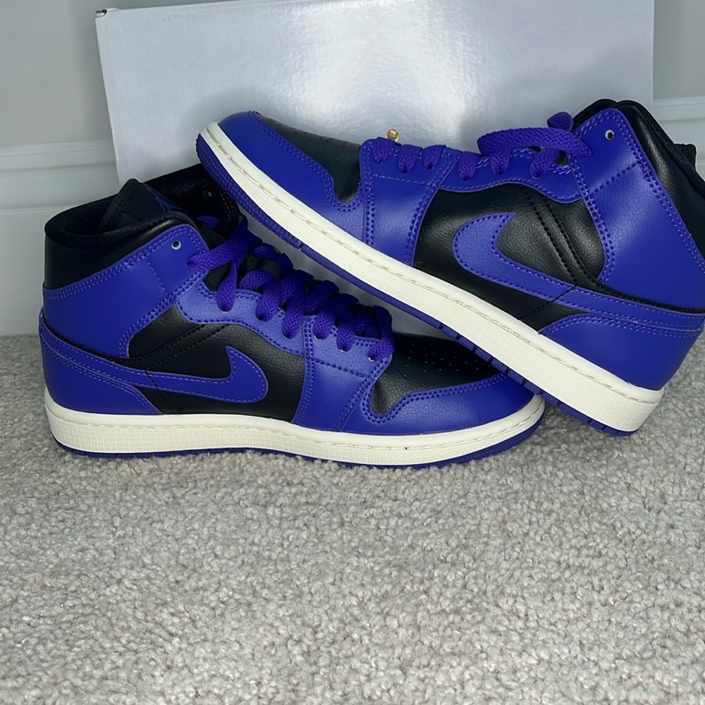 New Women’s Air Jordan 1 Mid